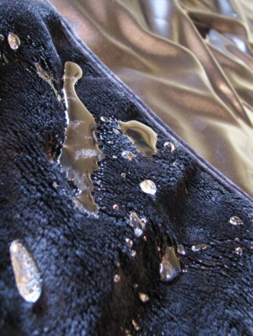 Liberator Fascinator Shag Throe close-up, with droplets of water all over it.