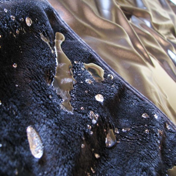 Liberator Fascinator Shag Throe close-up, with droplets of water all over it.