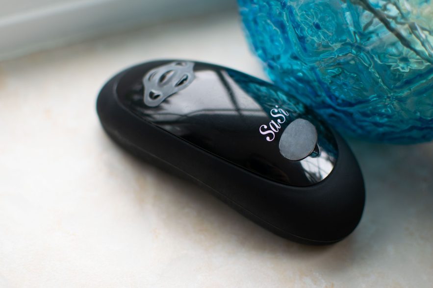 Je Joue SaSi oral sex toy.
