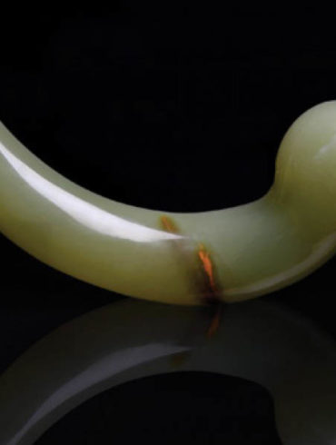 Luz de la Riva Parda dildo, a C-shaped dildo made of volcanic ash stone.