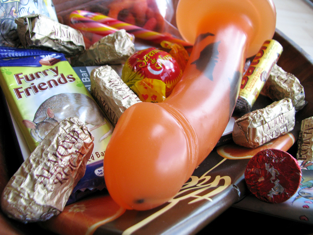 Vixen Creations Leoweenie in a bowl of candy.