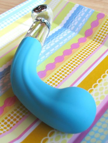 HELLO MY SWEET. The Comet G Wand lying on a colorful striped platter.