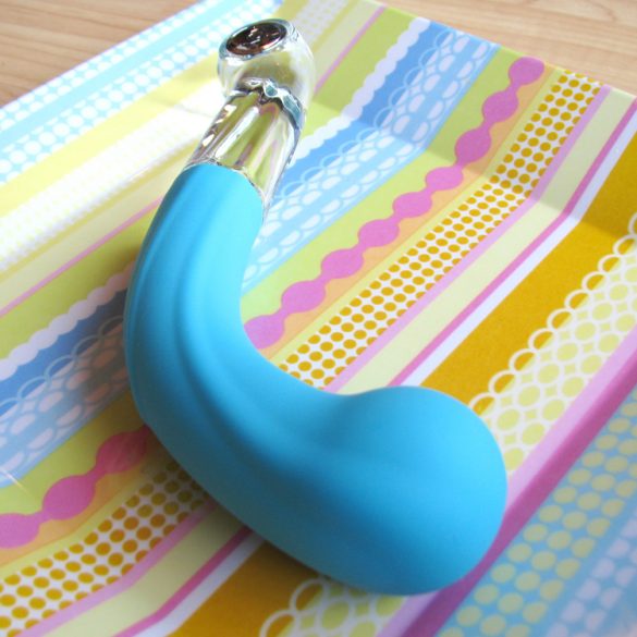HELLO MY SWEET. The Comet G Wand lying on a colorful striped platter.