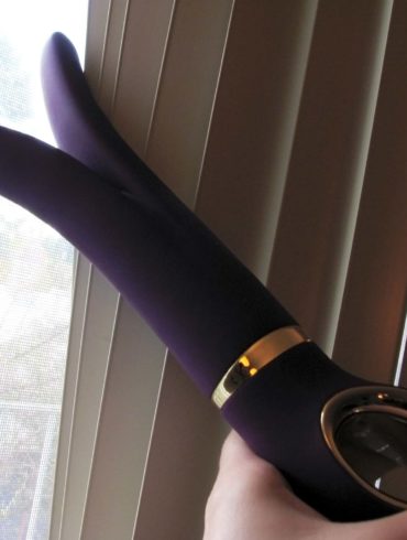 Fun Toys G-Vibe, a purple dildo with a split shape, creepin' on the neighbors through the blinds.