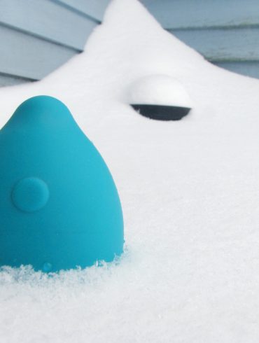 Minna Limon rechargeable vibrator chillin' in a snow bank.