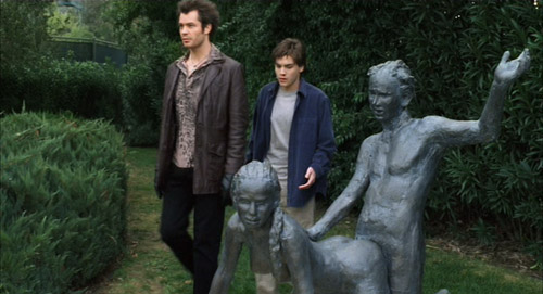 Kelly (Timothy Olyphant) and Matthew (Emile Hirsch) casually walking by a sex statue in The Girl Next Door.