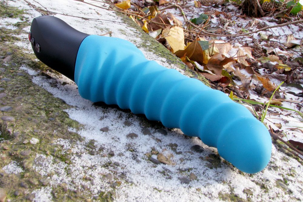 Fun Factory Stronic Drei pulsator outside, on icy cement.