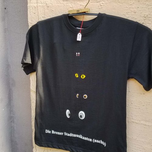 A shirt which reads, in German, ""Town Musicians of Bremen (at night)."